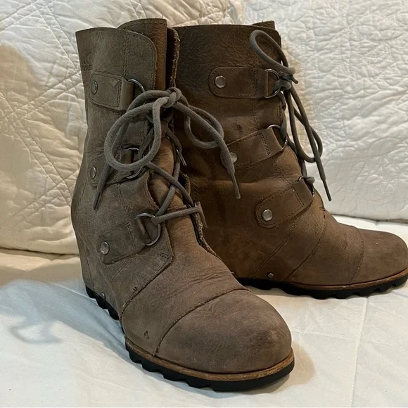 SOREL Joan of Arctic  distressed leather wedge booties size 8 - Picture 2 of 11